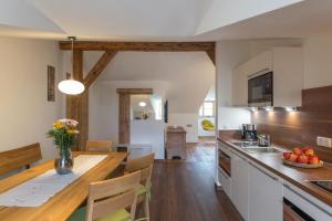 A kitchen or kitchenette at Ansitz Mairhof