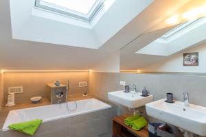A bathroom at Ansitz Mairhof