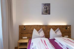 A bed or beds in a room at Ansitz Mairhof