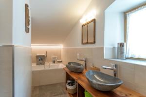 A bathroom at Ansitz Mairhof