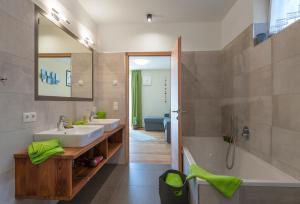 A bathroom at Ansitz Mairhof Még 37 kép