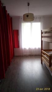 מיטה או מיטות קומותיים בחדר ב-Annecy centre, 100 m lac