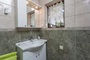 een badkamer met een wastafel en een spiegel bij Apartmani LuNa in Hvar +71 foto's