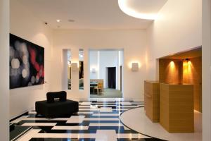 
The lobby or reception area at Hotel Marignan Champs-Elysées
