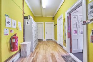 Zimmer mit gelben Wänden und einem Hydranten in der Unterkunft Hootananny Hostel in London