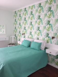 una camera con letto e copriletto verde di Vale de Azereiros Apartamentos a Geres