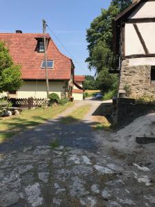 eine leere Straße vor einem Haus in der Unterkunft Mia Margot in Ehrstädt