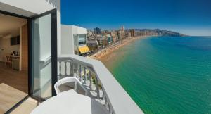 ein Balkon mit Blick auf das Meer und einen Strand in der Unterkunft Gastrohotel Boutique RH Canfali in Benidorm