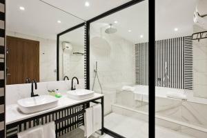 een badkamer met een bad, een wastafel en een douche bij Hotel Tres Reyes Pamplona in Pamplona