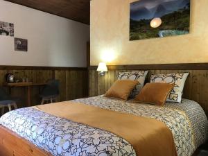 1 dormitorio con 1 cama, mesa y sillas en Auberge Desprairies, en Saint-Joseph