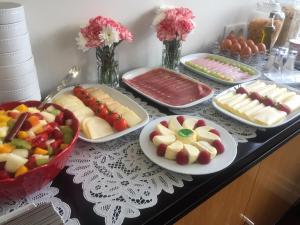 una mesa cubierta con diferentes tipos de comida en platos en Fonte Da Foz, en Figueira da Foz