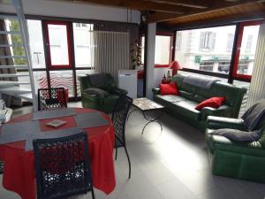 ジェラールメにあるLa SALAMANDREのリビングルーム(ソファ、テーブル、椅子付)