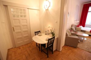 ブダペストにあるd.Five Classic Luxury Apartmentのテーブル付きの部屋、ソファ付きのリビングルームが備わります。