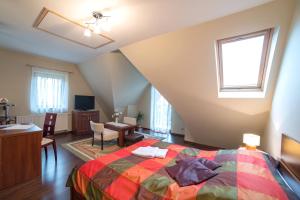 Łóżko lub łóżka w pokoju w obiekcie Janówka Apartamenty