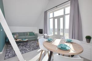 een woonkamer met een tafel en een bank bij Studio 45D in Scheveningen