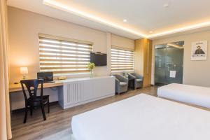 Giường trong phòng chung tại Binh Duong Resident Hotel