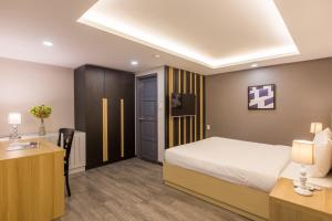 Giường trong phòng chung tại Binh Duong Resident Hotel