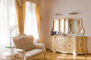 łazienka ze złotą komodą i lustrem w obiekcie Aristocrat Boutique Hotel w Petersburgu
