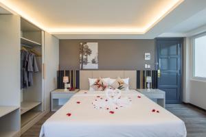 Giường trong phòng chung tại Binh Duong Resident Hotel