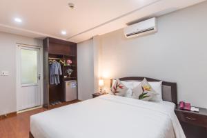 Giường trong phòng chung tại Binh Duong Resident Hotel