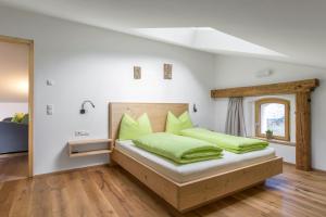 A bed or beds in a room at Ansitz Mairhof