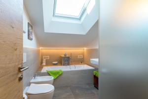 A bathroom at Ansitz Mairhof