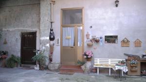 una porta per una casa con tavolo e panca di The Alley Inn a Santa Maria Capua Vetere