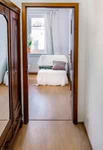 ワルシャワにあるWarsaw Concierge Saxon Apartmentのベッドルーム(ベッド1台、鏡付)