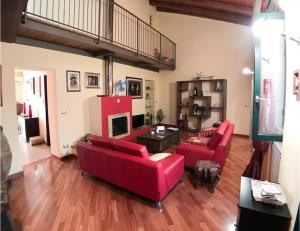 シラクーサにあるLucie Apartmentのリビングルーム(赤いソファ2台、暖炉付)