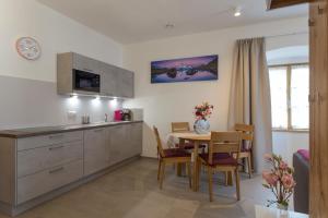 A kitchen or kitchenette at Ansitz Mairhof