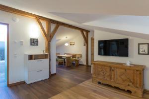 A television and/or entertainment centre at Ansitz Mairhof