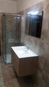 a bathroom with a sink and a shower and a mirror at Casamanu in Enego