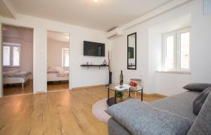 een woonkamer met een bank en een tafel bij Dubrovnik M&M apartment in Dubrovnik