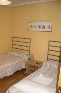 En eller flere senge i et værelse på Apartamentos Paratene