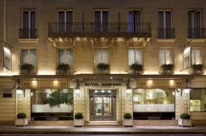 un bâtiment d'hôtel avec une entrée principale avec des plantes en pot dans l'établissement Hôtel Bedford, à Paris