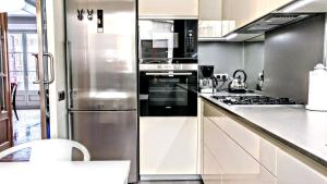 Kuchyňa alebo kuchynka v ubytovaní BizFlats Eixample Apartments
