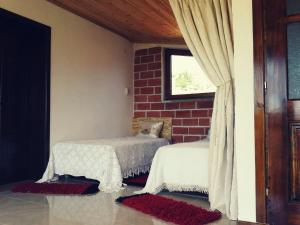 um quarto com uma cama e uma janela em Cozy loft em Korçë