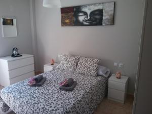 リンコン・デ・ラ・ビクトリアにあるEl Rincón del Relaxのベッドルーム1室(靴付きのベッド1台付)