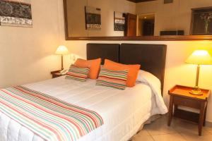 布宜諾斯艾利斯的住宿－O2 Hotel Buenos Aires，一间卧室配有一张带两个枕头的床