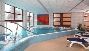 Ensana Thermal Sárvár内部或周边的泳池