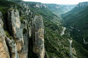 een uitzicht op een bergvallei met hoge rotsen bij Camping Les Prades in Mostuéjouls