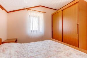 a bedroom with a bed and a window at Apartment Danilo in Mali Lošinj