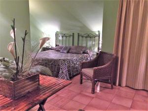 una camera con letto, tavolo e sedie di Hotel Baviera a Linares