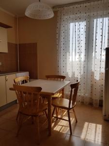モスクワにあるDeluxe Apartment on Severnoe Chertanovoのダイニングルーム(テーブル、椅子付)