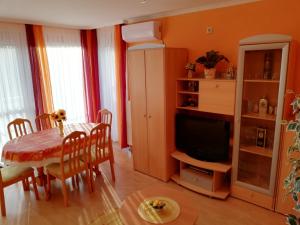 Televízia a/alebo spoločenská miestnosť v ubytovaní Balaton Beach Apartman