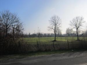 una valla junto a un campo con árboles en Gästehaus Am Linus en Lingen