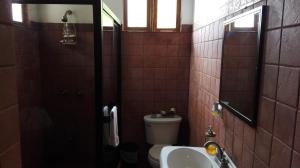 Koupelna v ubytování Finca Queveri + 37 fotografií