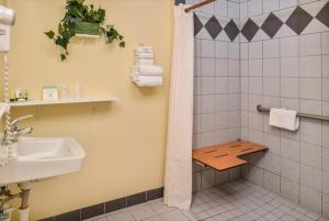 
A bathroom at University Inn and Suites Eugene
