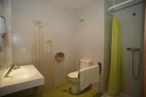 ベニドルムにあるHotel Goldenのバスルーム(トイレ、洗面台、シャワー付)