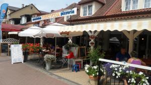 ウェバにあるWidok Na Portのテーブルと花の市場
